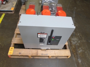 SQUARE-D MEDIUM VOLTAGE CIRCUIT BREAKER, MODEL# F-151, 534, MAX VOLTAGE 15 KV, FREQUENCY 50/60 HZ. LOADING & HANDLING FEE $15-4021